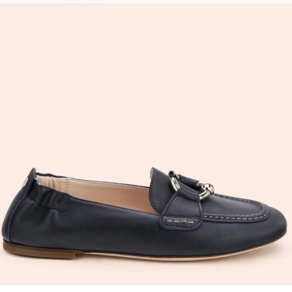 Moccasin with piercing
Midnight SHERYL MOC | AGL
S445.00 size 7.5 - Picture 9 of 16